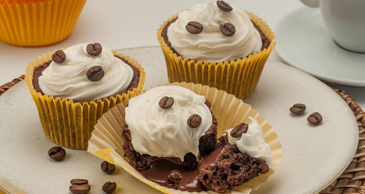 imagem de cupcake com graos de cafe e chantilly.